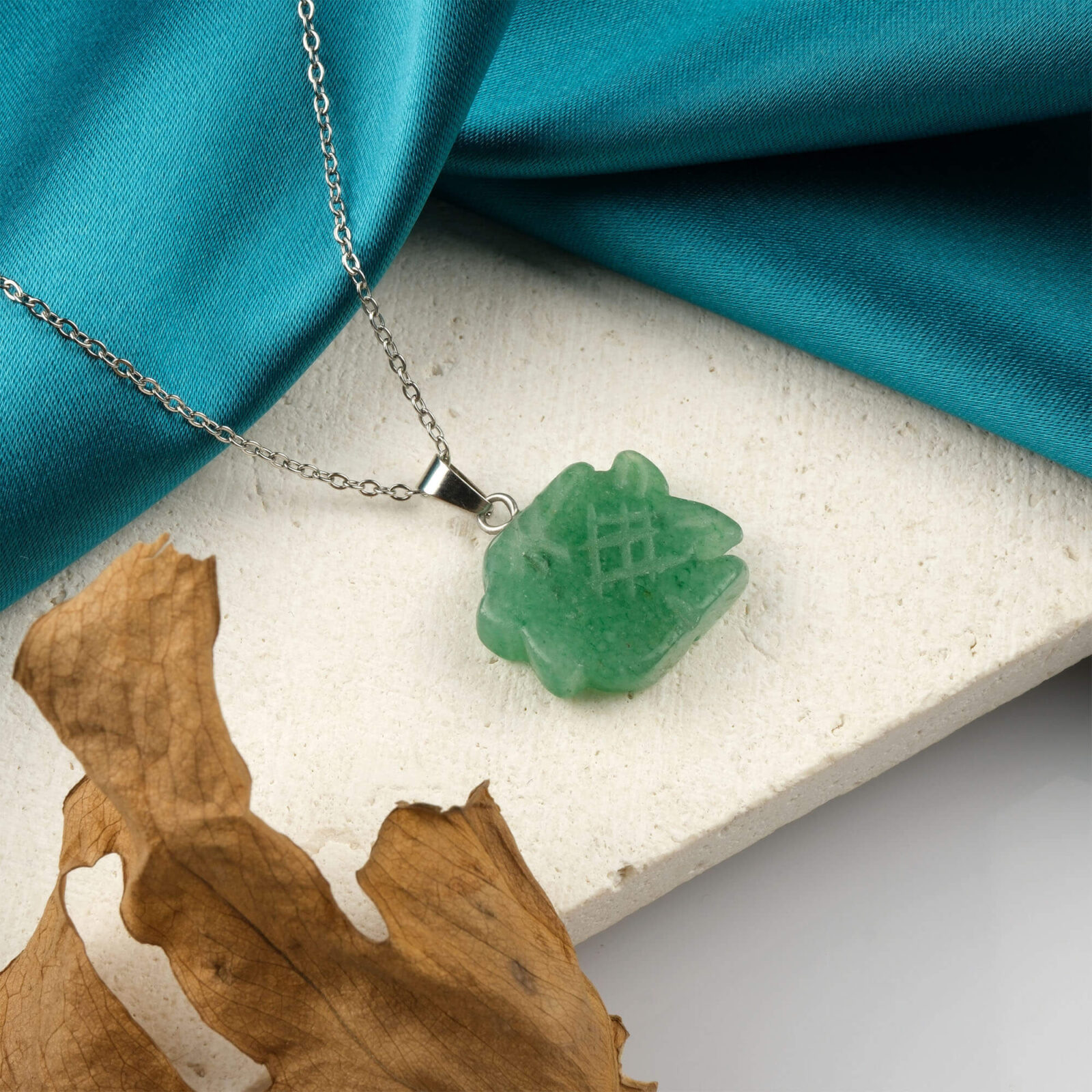 Aventurin kolye – yeşilin huzur verici enerjisini taşıyan zarif doğal taş takı Aventurin taşlı kolye – şans, denge ve pozitif enerji kaynağı Toptan doğal taş kolye – aventurinin sakinleştirici frekansını hissedin Günlük kullanımda huzur ve zarafet sunan aventurin kolye