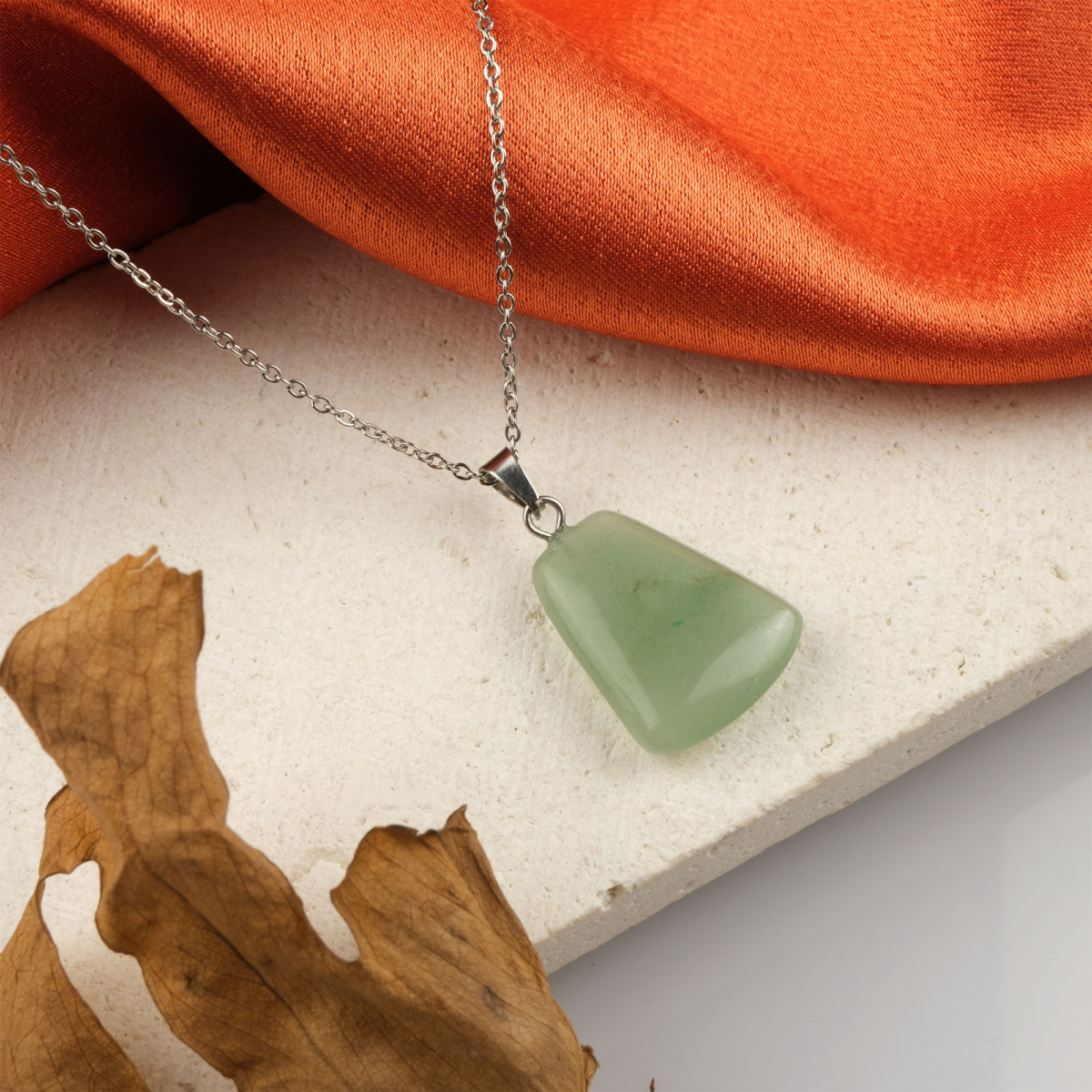 Aventurin kolye – yeşilin huzur verici enerjisini taşıyan zarif doğal taş takı Aventurin taşlı kolye – şans ve denge enerjisini yansıtan doğal taş Toptan doğal taş kolye – aventurinin pozitif frekansını hissedin Günlük kullanımda huzur ve zarafet sunan aventurin kolye