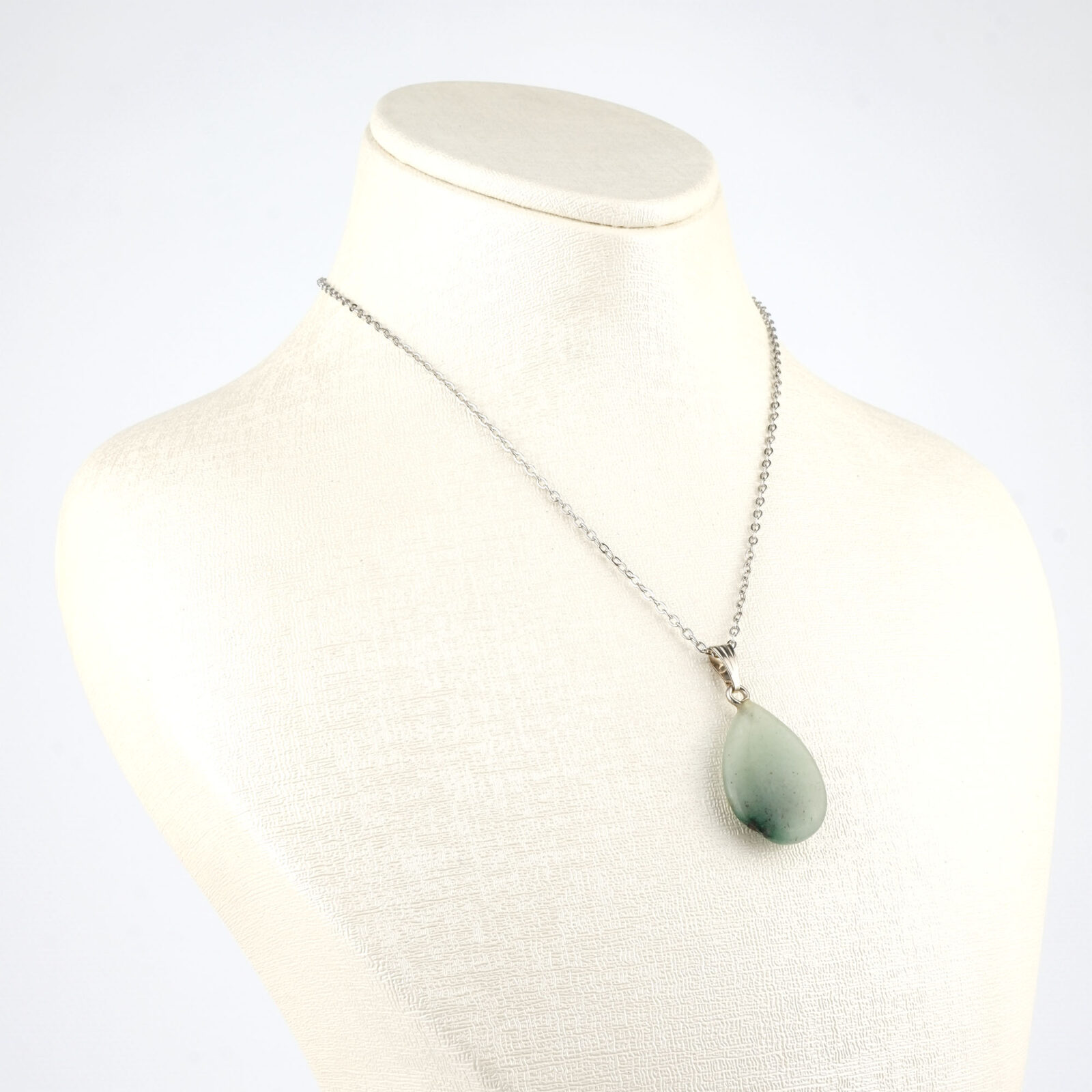 Aventurin damla kolye – yeşilin huzur veren enerjisini zarif tasarımla buluşturur Damla model aventurin kolye – doğanın şans ve denge enerjisini taşır Toptan doğal taş kolye – aventurinin pozitif frekansını hissedin Günlük kullanımda zarafet ve içsel huzur sunan aventurin damla kolye