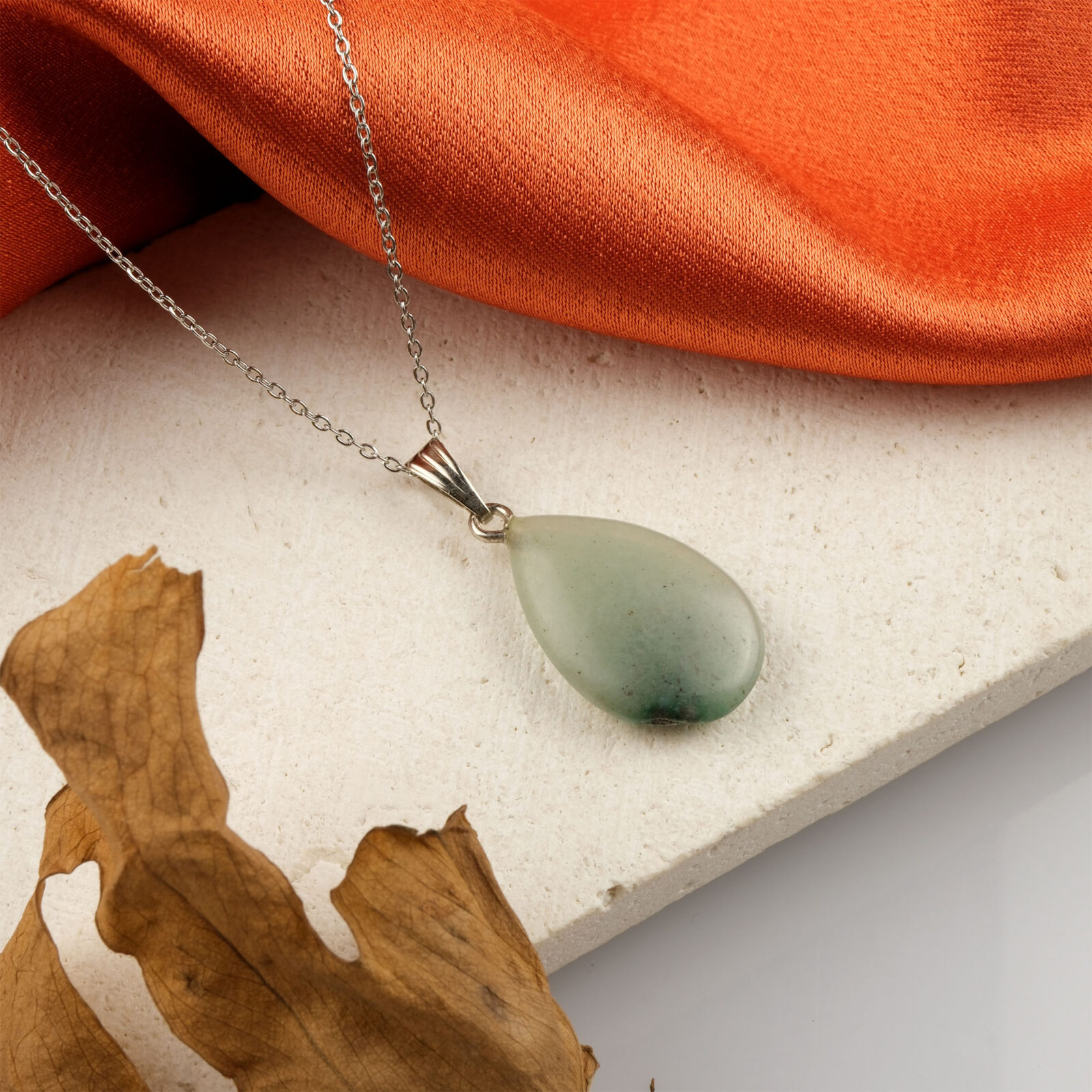 Aventurin damla kolye – yeşilin huzur veren enerjisini zarif tasarımla buluşturur Damla model aventurin kolye – doğanın şans ve denge enerjisini taşır Toptan doğal taş kolye – aventurinin pozitif frekansını hissedin Günlük kullanımda zarafet ve içsel huzur sunan aventurin damla kolye