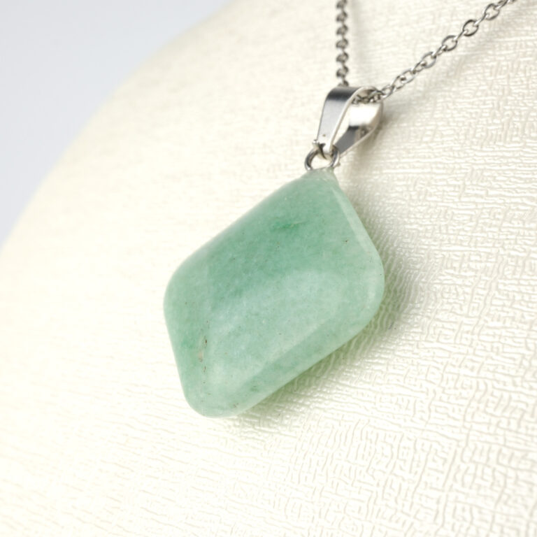 Aventurin kare kolye – yeşilin huzur enerjisini modern formda taşır Kare model aventurin kolye – doğanın denge ve şans frekansını yansıtır Toptan doğal taş kolye – aventurinin pozitif frekansını hissedin Günlük kullanımda zarafet ve huzur sunan aventurin kare kolye