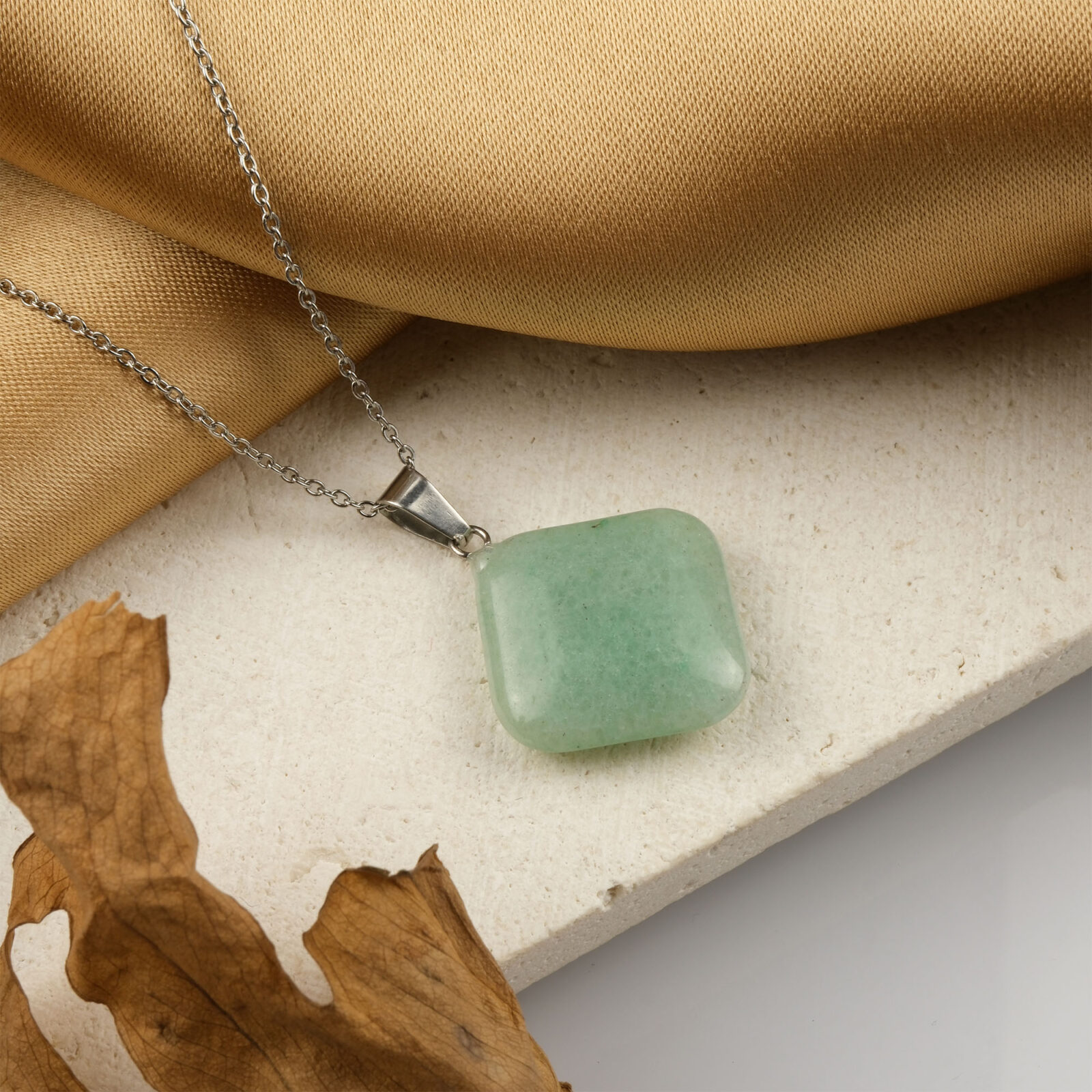 Aventurin kare kolye – yeşilin huzur enerjisini modern formda taşır Kare model aventurin kolye – doğanın denge ve şans frekansını yansıtır Toptan doğal taş kolye – aventurinin pozitif frekansını hissedin Günlük kullanımda zarafet ve huzur sunan aventurin kare kolye