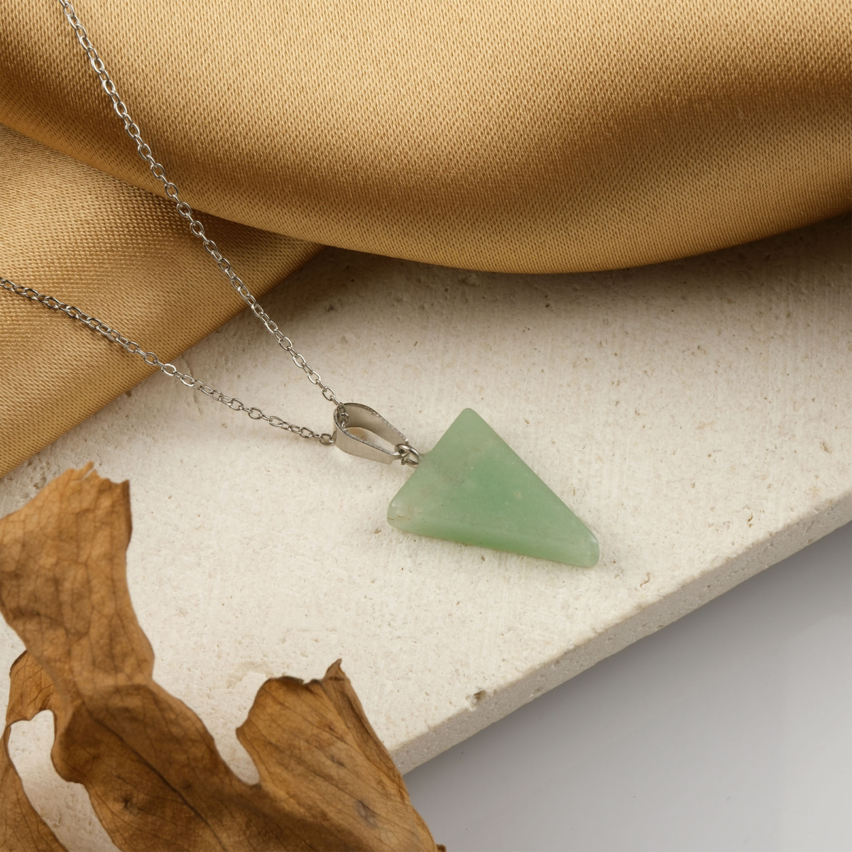 Aventurin üçgen kolye – yeşilin huzur enerjisini modern tasarımla birleştirir Üçgen model aventurin kolye – doğanın denge ve şans frekansını taşır Toptan doğal taş kolye – aventurinin pozitif ve sakinleştirici enerjisini hissedin Günlük kullanımda zarafet ve enerji sağlayan aventurin üçgen kolye
