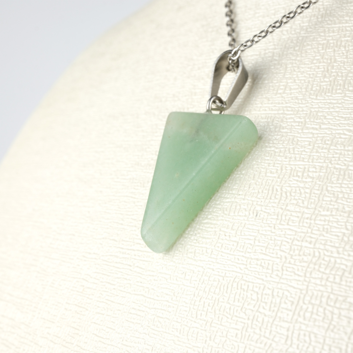Aventurin üçgen kolye – yeşilin huzur enerjisini modern tasarımla birleştirir Üçgen model aventurin kolye – doğanın denge ve şans frekansını taşır Toptan doğal taş kolye – aventurinin pozitif ve sakinleştirici enerjisini hissedin Günlük kullanımda zarafet ve enerji sağlayan aventurin üçgen kolye