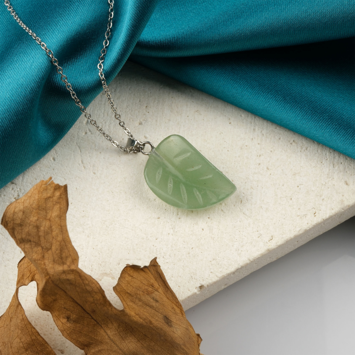 Aventurin yaprak kolye – yeşilin huzur veren enerjisiyle zarif tasarım Yaprak model aventurin kolye – doğanın sakinliğini yansıtan doğal taş Toptan doğal taş kolye – aventurinin şans ve denge enerjisini hissedin Günlük kullanımda zarafet ve pozitif enerji sunan aventurin yaprak kolye