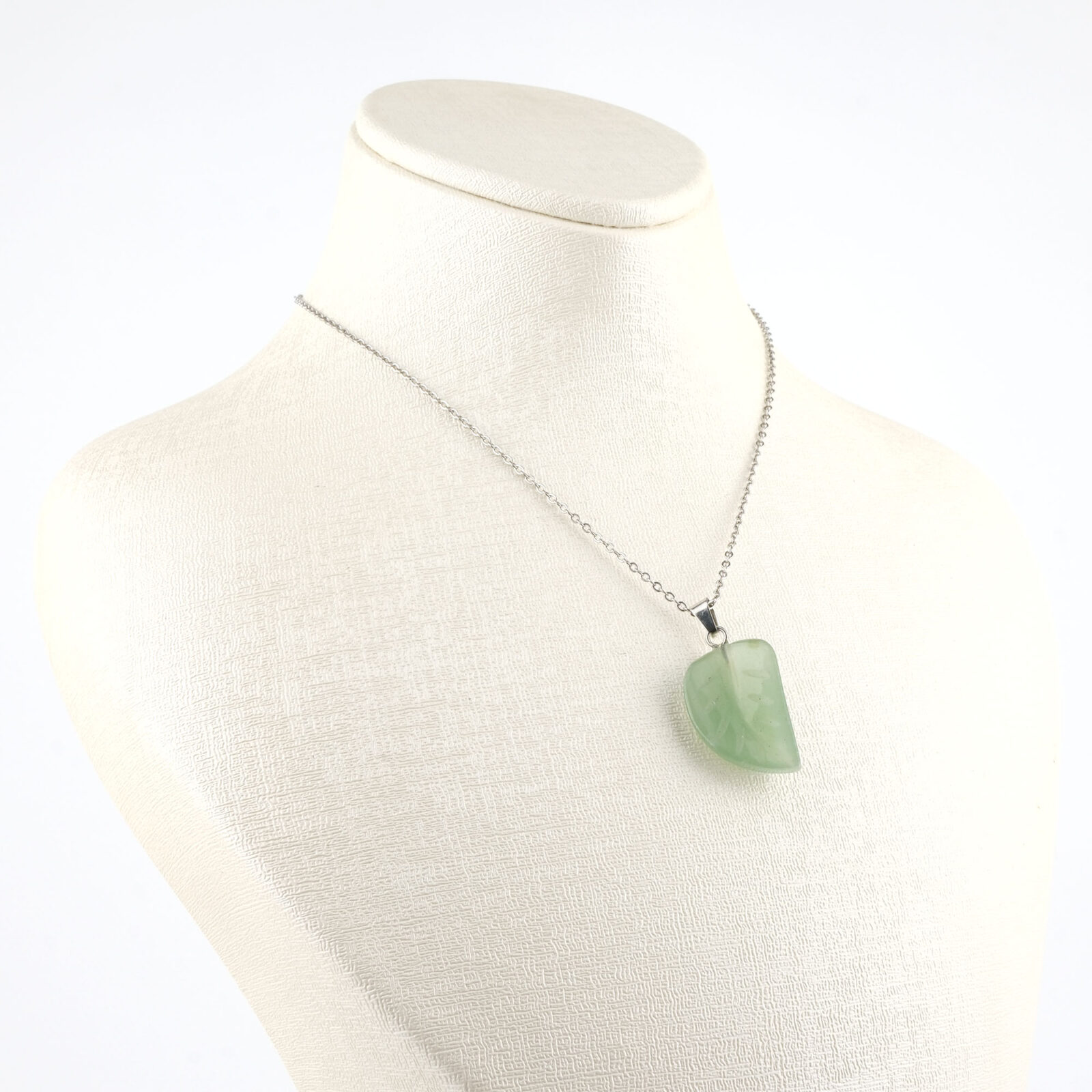 Aventurin yaprak kolye – yeşilin huzur veren enerjisiyle zarif tasarım Yaprak model aventurin kolye – doğanın sakinliğini yansıtan doğal taş Toptan doğal taş kolye – aventurinin şans ve denge enerjisini hissedin Günlük kullanımda zarafet ve pozitif enerji sunan aventurin yaprak kolye