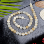 Ay taşı doğal taş dizi 8 mm – beyaz ve opal yansımalarıyla sezgiyi güçlendiren, takı yapımına uygun toptan doğal taş dizi