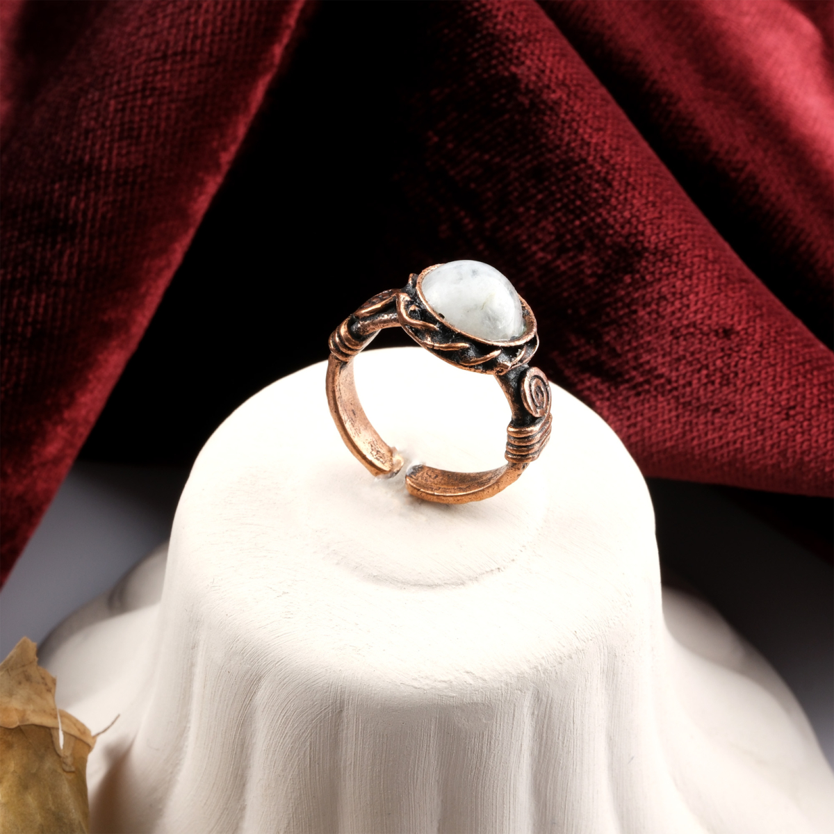 Ay taşı doğal taş yüzük – ay ışığının zarafetini yansıtan büyüleyici takı Bakır ay taşı yüzük – sezgisel güç ve içsel dengeyi simgeleyen tasarım Ay taşı yüzük – duygusal dengeyi destekleyen zarif doğal taş takı Toptan doğal taş yüzük – estetik ve spiritüel enerjiyi bir arada sunar