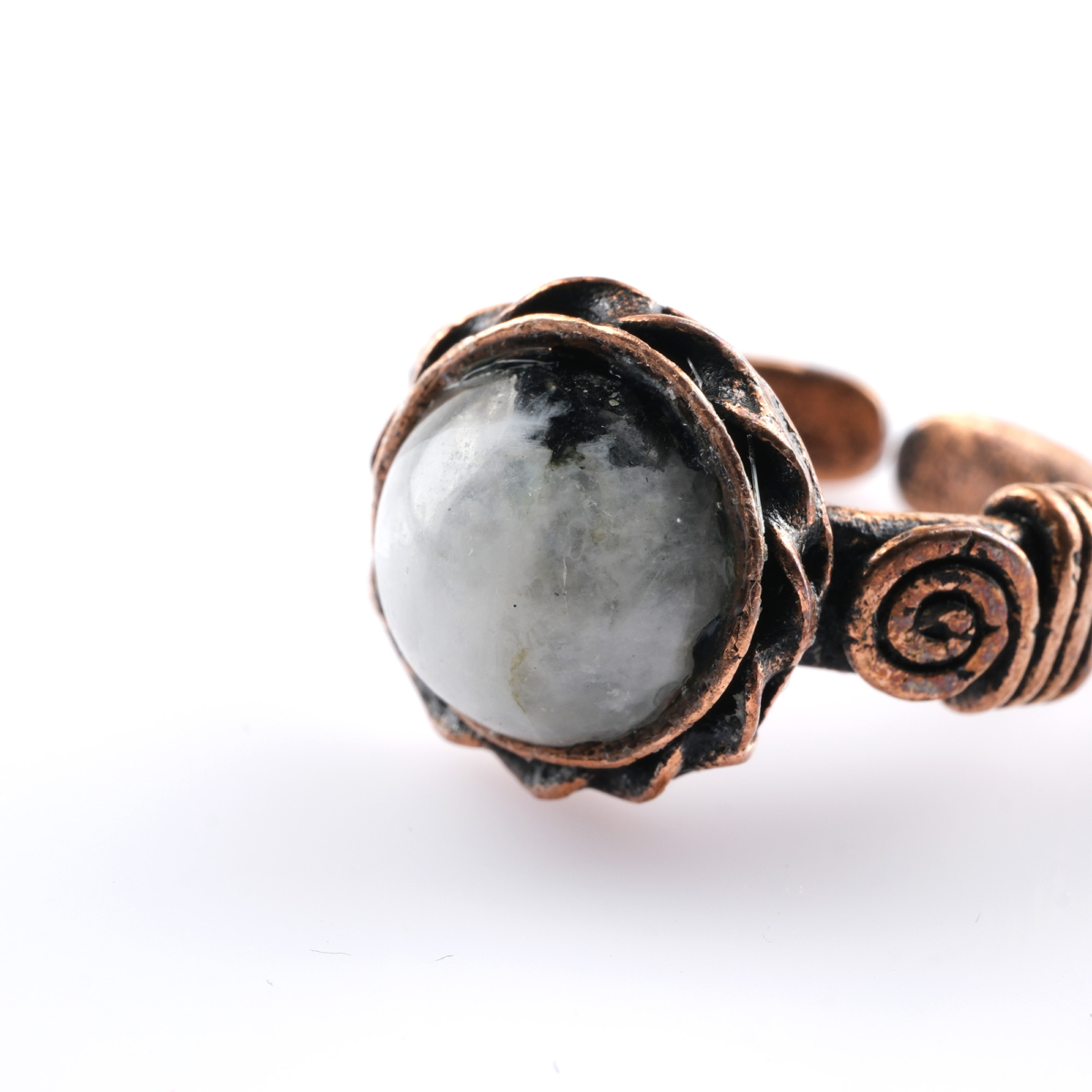 Ay taşı doğal taş yüzük – ay ışığının zarafetini yansıtan büyüleyici takı Bakır ay taşı yüzük – sezgisel güç ve içsel dengeyi simgeleyen tasarım Ay taşı yüzük – duygusal dengeyi destekleyen zarif doğal taş takı Toptan doğal taş yüzük – estetik ve spiritüel enerjiyi bir arada sunar