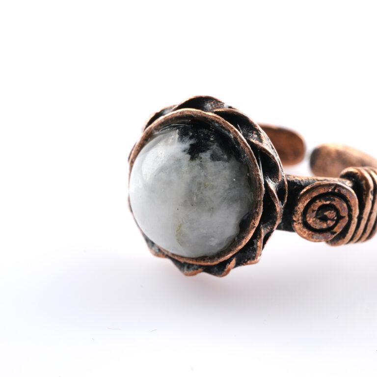 Ay taşı doğal taş yüzük – ay ışığının zarafetini yansıtan büyüleyici takı Bakır ay taşı yüzük – sezgisel güç ve içsel dengeyi simgeleyen tasarım Ay taşı yüzük – duygusal dengeyi destekleyen zarif doğal taş takı Toptan doğal taş yüzük – estetik ve spiritüel enerjiyi bir arada sunar