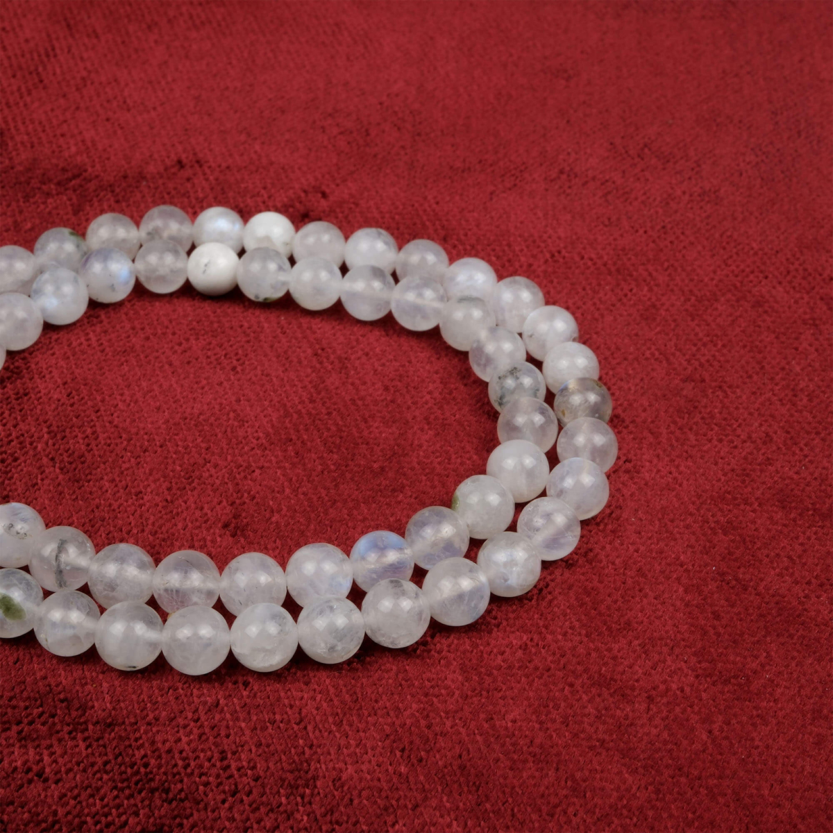 Aytaşı doğal taş dizi 6 mm – sedefli beyaz tonlarıyla sezgi, huzur ve duygusal denge enerjisi sunan toptan doğal taş dizi