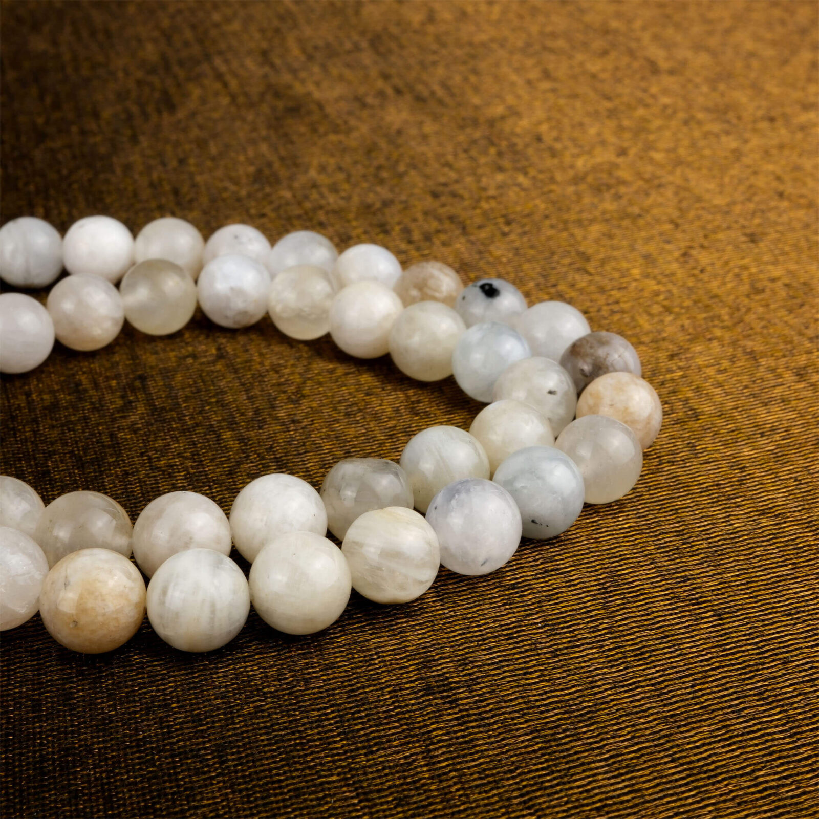 Aytaşı doğal taş dizi 8 mm – ay ışığı gibi parlayan yapısıyla sezgi, denge ve duygusal şifa enerjisi sağlayan toptan doğal taş dizi