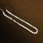 Aytaşı doğal taş dizi 8 mm – ay ışığı gibi parlayan yapısıyla sezgi, denge ve duygusal şifa enerjisi sağlayan toptan doğal taş dizi