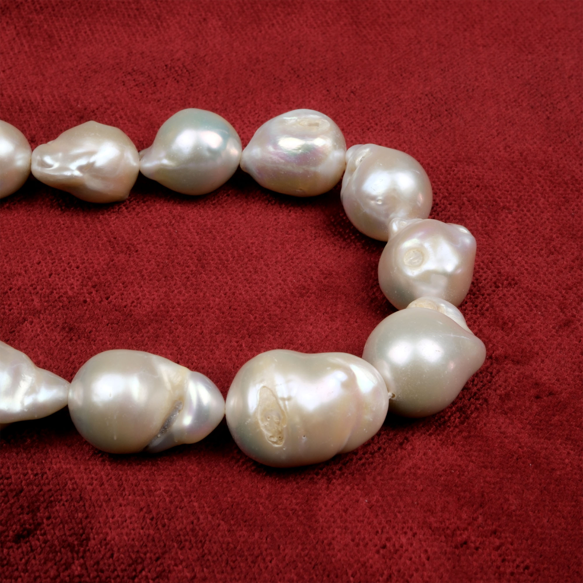 Barok İnci doğal taş dizi – asimetrik formu, sedefli yüzeyi ve zarif enerjisiyle özgün tasarımlarda kullanılan toptan doğal taş dizi