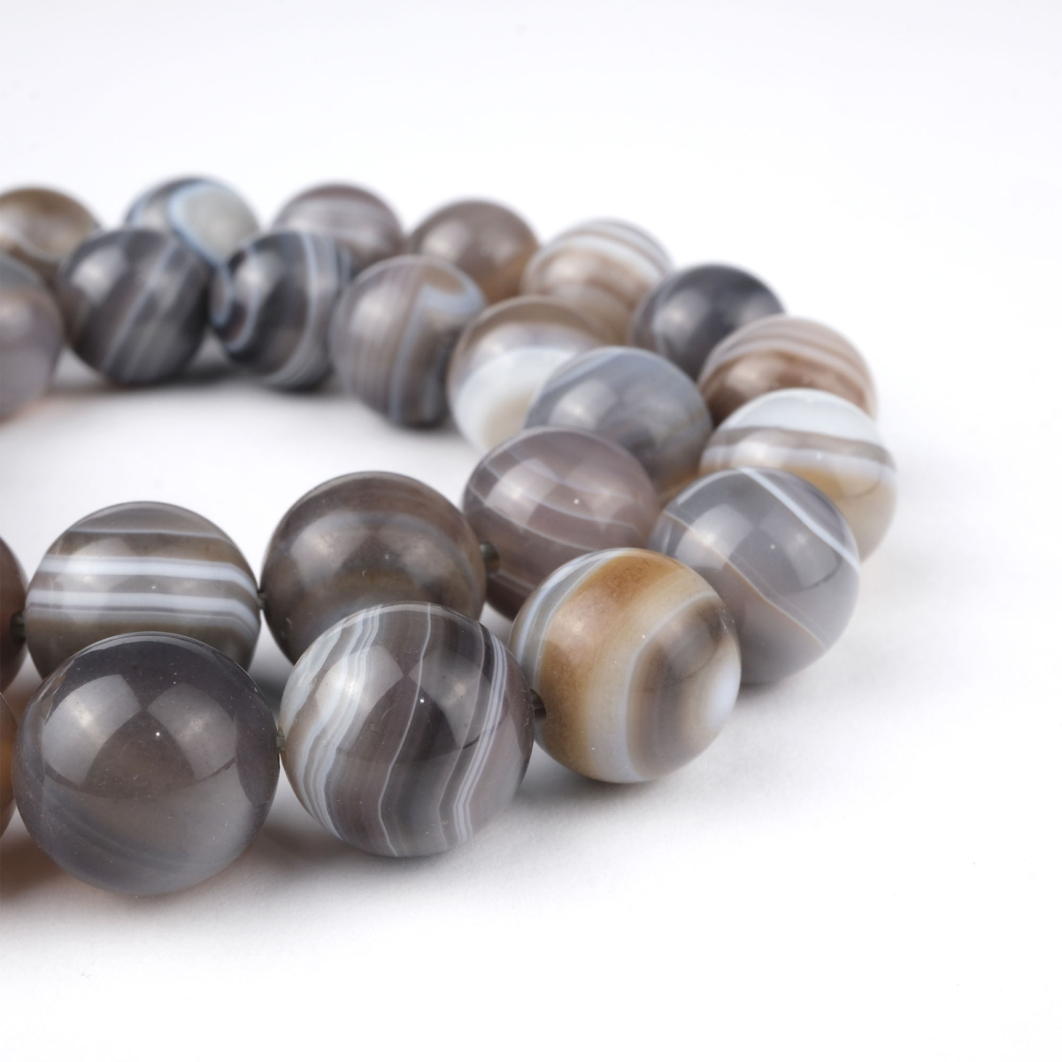 Botsvana Akik doğal taş dizi 10 mm – gri, kahverengi ve beyaz tonlarıyla denge, koruma ve iç huzur sağlayan toptan doğal taş dizi