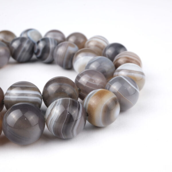 Botsvana Akik doğal taş dizi 10 mm – gri, kahverengi ve beyaz tonlarıyla denge, koruma ve iç huzur sağlayan toptan doğal taş dizi