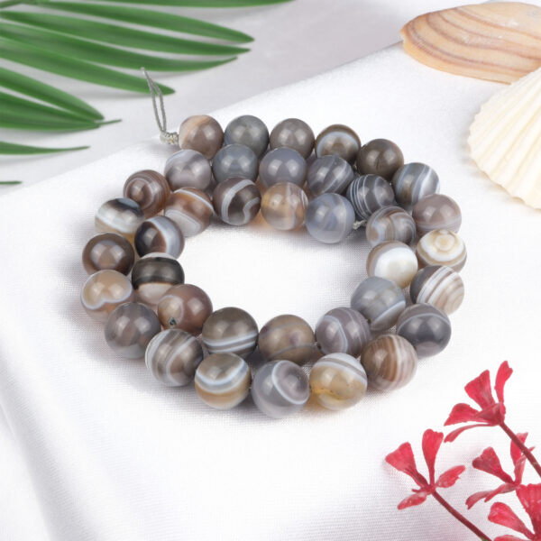 Botsvana Akik doğal taş dizi 10 mm – gri, kahverengi ve beyaz tonlarıyla denge, koruma ve iç huzur sağlayan toptan doğal taş dizi