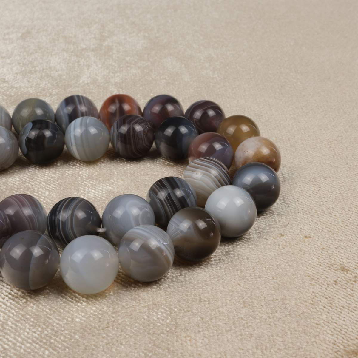 Bostvana Akik doğal taş dizi 12 mm – gri, pembe ve kahve tonlarıyla topraklama, denge ve huzur enerjisi sunan toptan doğal taş dizi