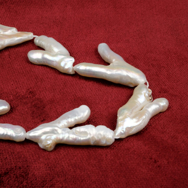 Çatal İnci doğal taş dizi – eşsiz formu, sedef parlaklığı ve zarif görünümüyle sevgi, huzur ve estetik denge sağlayan toptan doğal taş dizi