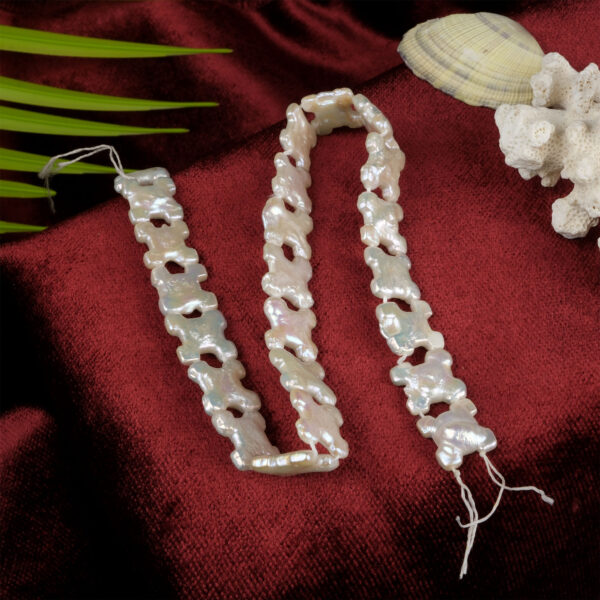 Çift Delikli İnci doğal taş dizi – zarif beyaz sedef parlaklığıyla takı tasarımlarında estetik, dayanıklılık ve zarafet sağlayan toptan doğal taş dizi