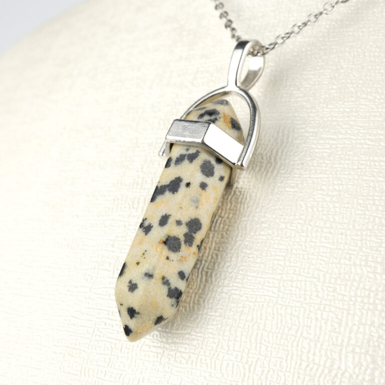 Dalmaçyalı Jasper kolye – siyah beyaz desenleriyle doğanın enerjisini taşır Dalmaçyalı Jasper taşlı kolye – denge, sadakat ve güç sembolü takı Toptan doğal taş kolye – dalmaçyalı jasperın koruyucu enerjisini hissedin Günlük kullanımda zarafet ve denge sunan dalmaçyalı jasper kolye