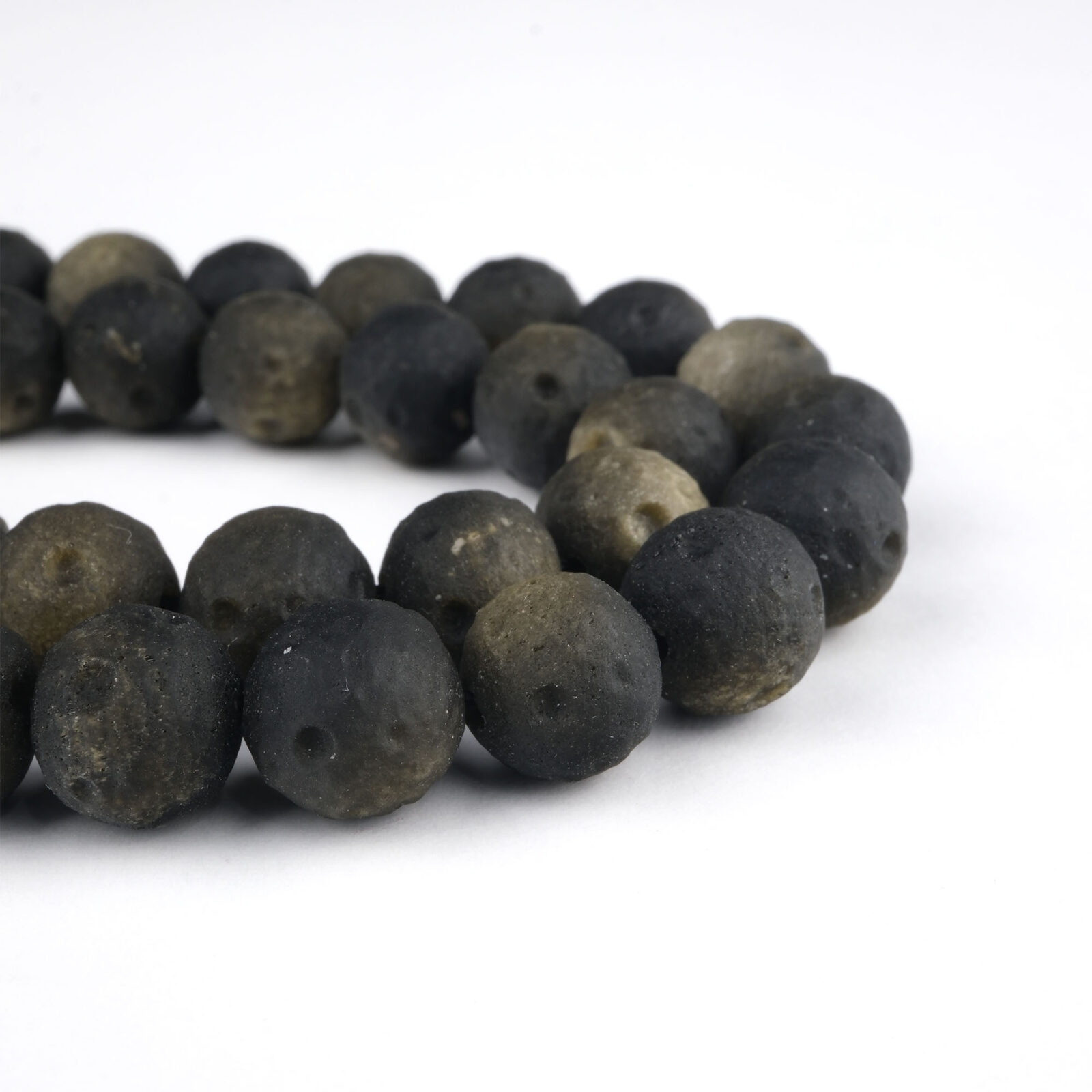 Gold Aerolite Obsidyen doğal taş dizi 8 mm – siyah zemin üzerindeki altın tozlu parlak dokusuyla koruma, farkındalık ve enerji arınması sağlayan toptan doğal taş dizi