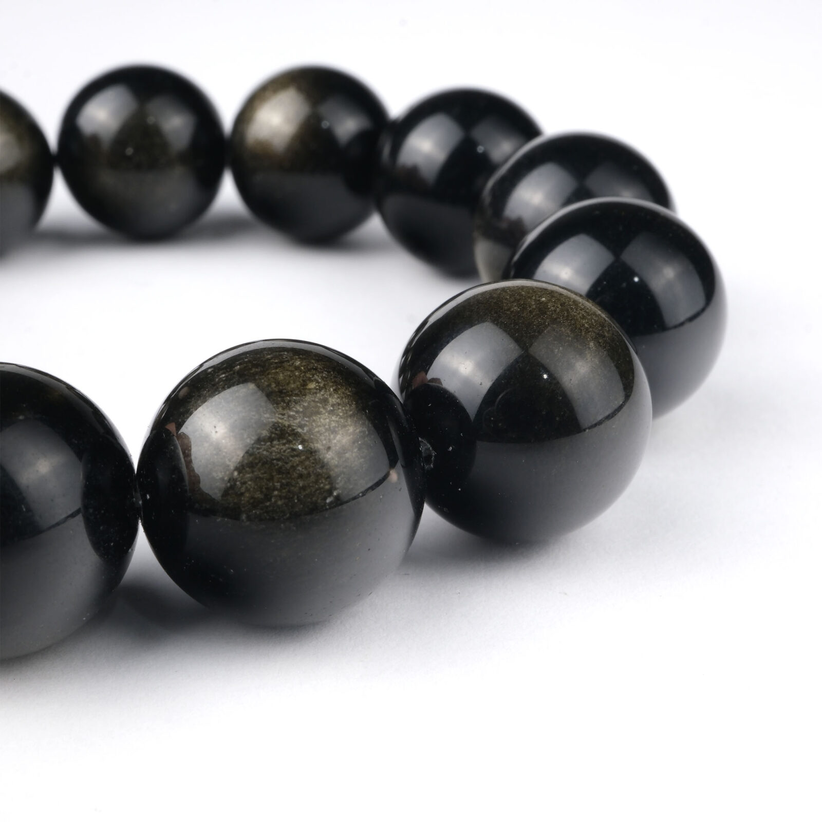 Gold Obsidyen doğal taş dizi 16 mm – siyah zemin üzerinde altın yansımalarıyla güçlü koruma, farkındalık ve enerji arınması sağlayan toptan doğal taş dizi