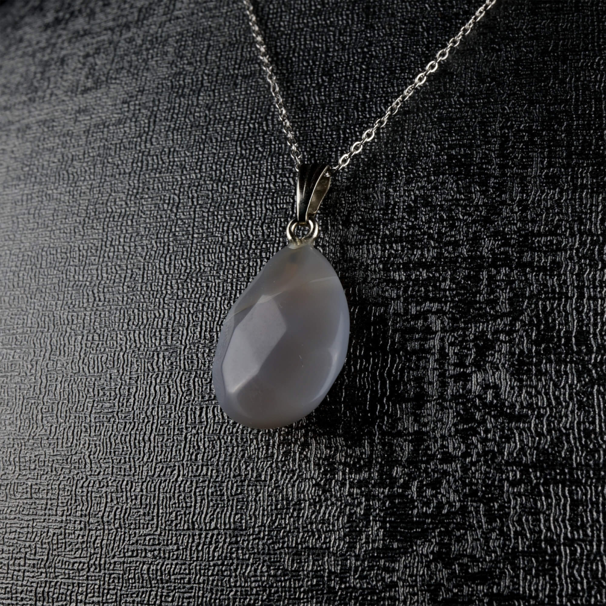 Gri Akik kolye – sade gri tonlarıyla huzur ve denge enerjisini taşır Gri Akik taşlı kolye – zarafet ve içsel sakinliği yansıtan doğal taş takı Toptan doğal taş kolye – gri akik ile koruyucu enerji ve şıklık bir arada Günlük kullanımda zarafet ve pozitif enerji sunan gri akik kolye