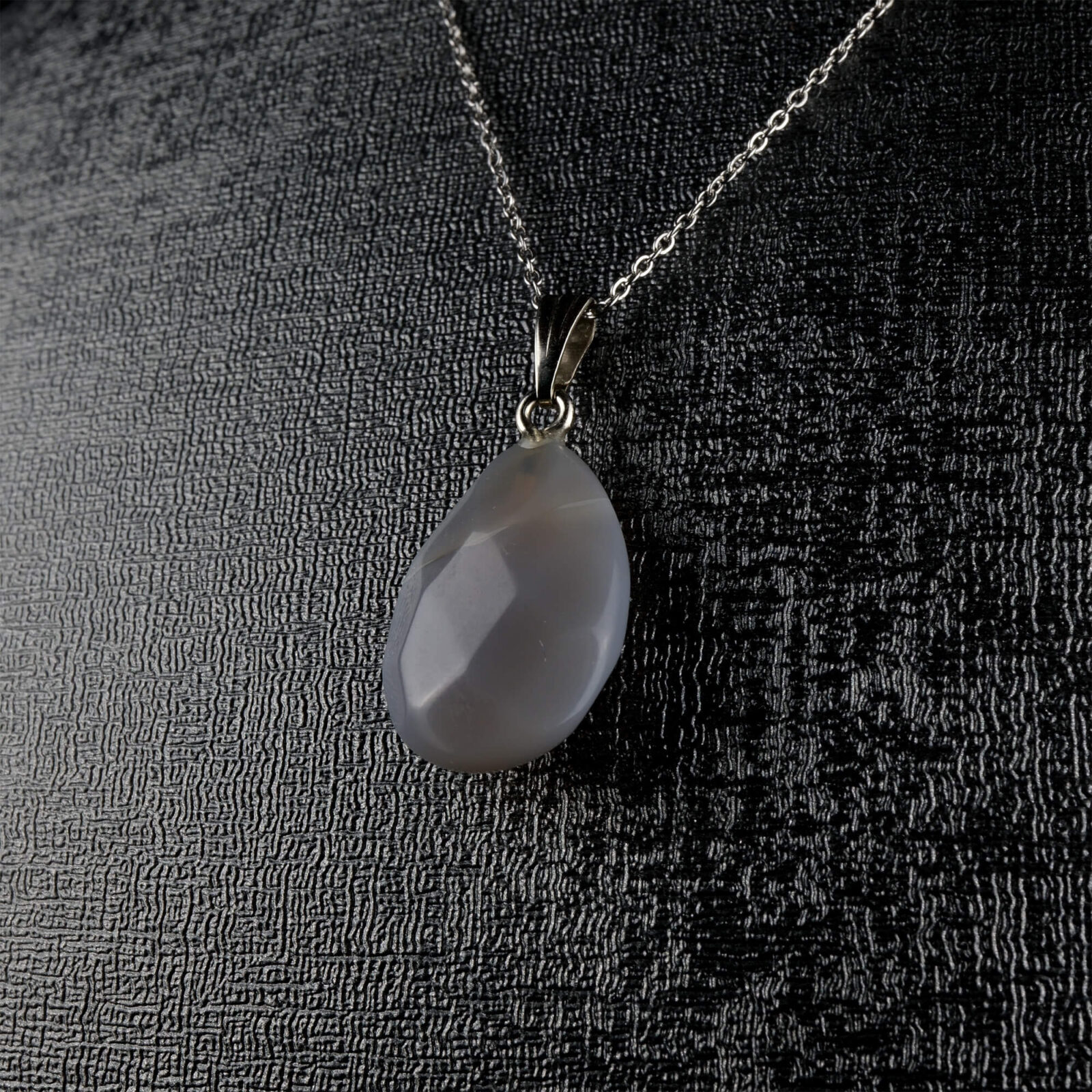 Gri Akik kolye – sade gri tonlarıyla huzur ve denge enerjisini taşır Gri Akik taşlı kolye – zarafet ve içsel sakinliği yansıtan doğal taş takı Toptan doğal taş kolye – gri akik ile koruyucu enerji ve şıklık bir arada Günlük kullanımda zarafet ve pozitif enerji sunan gri akik kolye