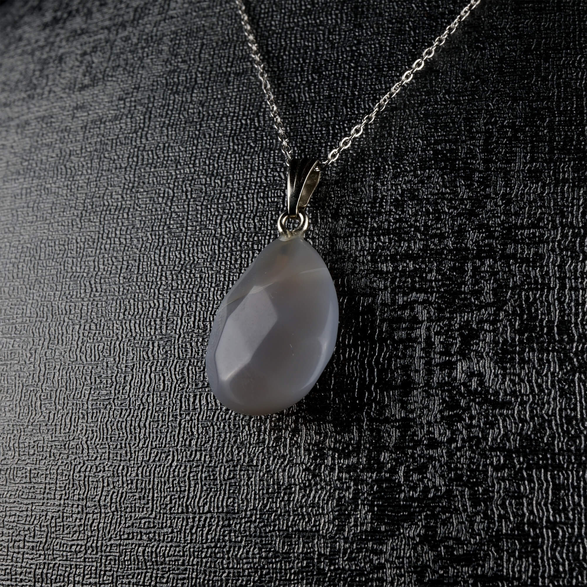 Gri Akik kolye – sade gri tonlarıyla huzur ve denge enerjisini taşır Gri Akik taşlı kolye – zarafet ve içsel sakinliği yansıtan doğal taş takı Toptan doğal taş kolye – gri akik ile koruyucu enerji ve şıklık bir arada Günlük kullanımda zarafet ve pozitif enerji sunan gri akik kolye