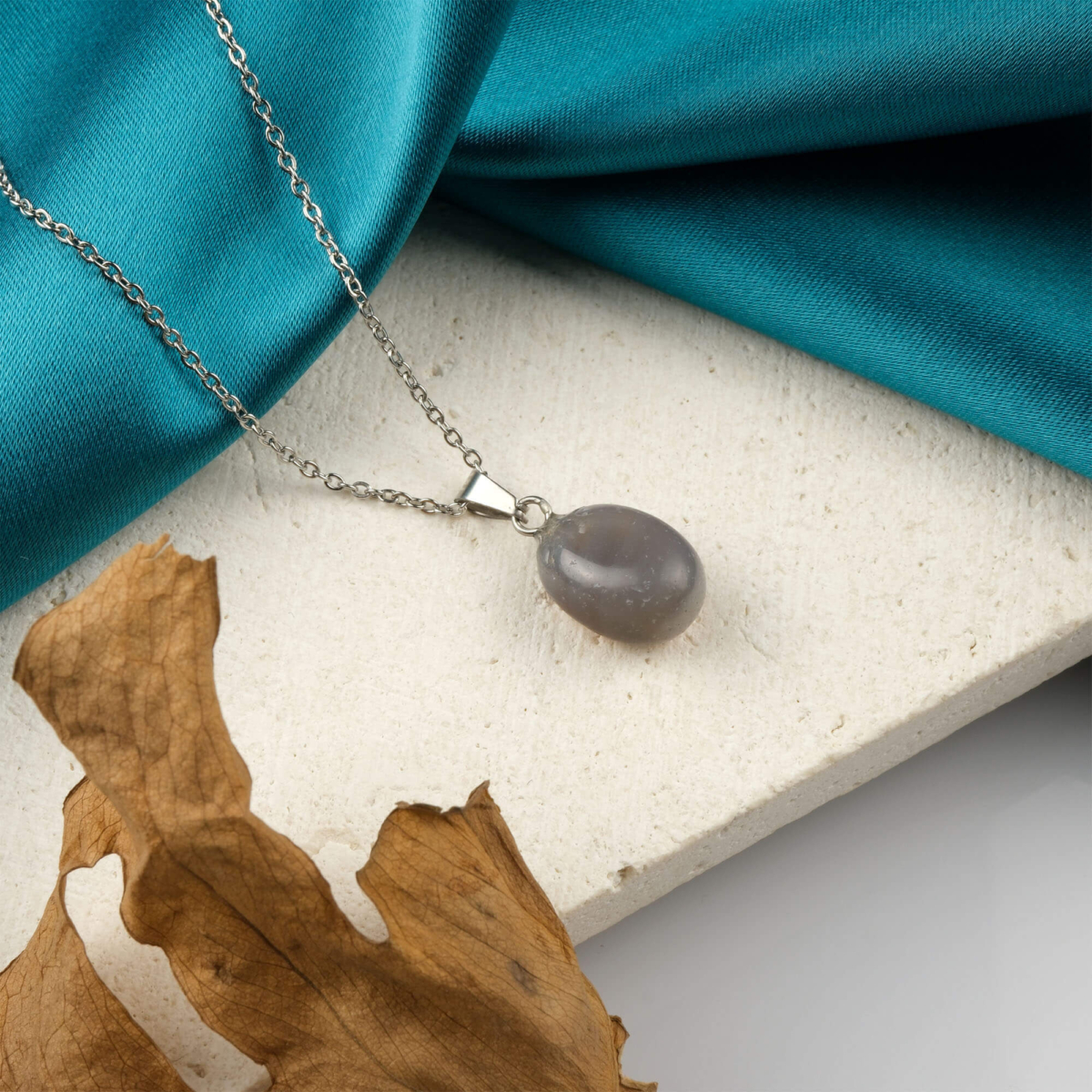 Gri Akik kolye – zarif gri tonlarıyla denge ve huzur enerjisini taşır Akik taşlı kolye – sakinlik ve koruma sağlayan doğal taş takı Toptan doğal taş kolye – gri akik ile ruhsal denge ve zarafet bir arada Günlük kullanımda enerji dengesini destekleyen gri akik kolye