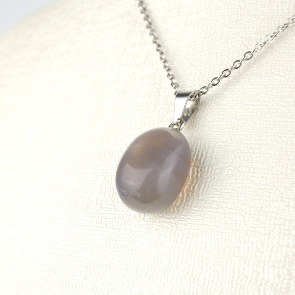 Gri Akik kolye – zarif gri tonlarıyla denge ve huzur enerjisini taşır Akik taşlı kolye – sakinlik ve koruma sağlayan doğal taş takı Toptan doğal taş kolye – gri akik ile ruhsal denge ve zarafet bir arada Günlük kullanımda enerji dengesini destekleyen gri akik kolye