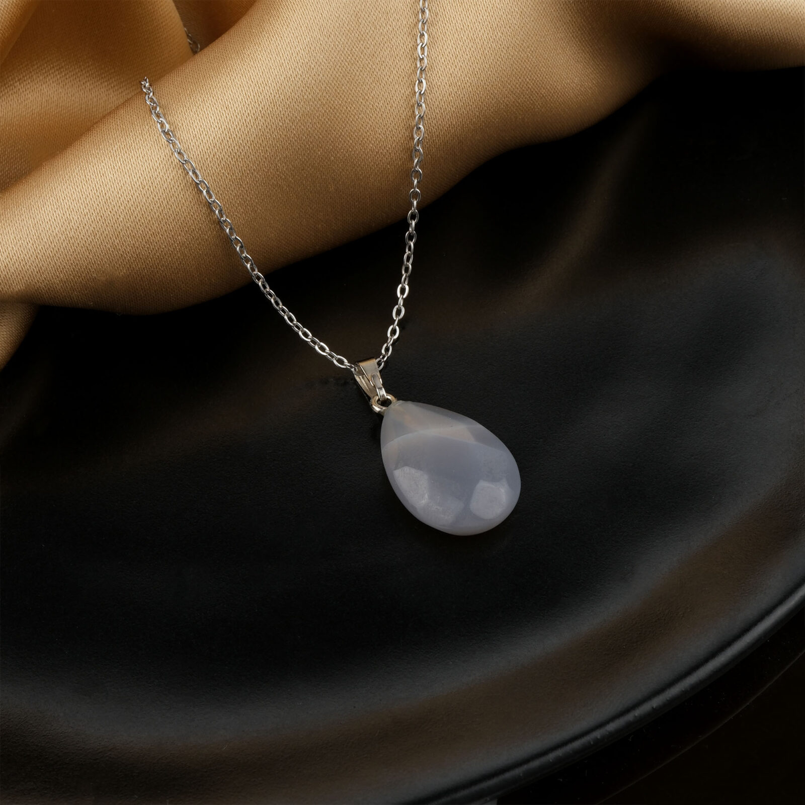 Gri Akik kolye – sade gri tonlarıyla huzur ve denge enerjisini taşır Gri Akik taşlı kolye – zarafet ve içsel sakinliği yansıtan doğal taş takı Toptan doğal taş kolye – gri akik ile koruyucu enerji ve şıklık bir arada Günlük kullanımda zarafet ve pozitif enerji sunan gri akik kolye