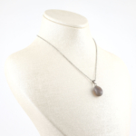 Gri Akik kolye – zarif gri tonlarıyla denge ve huzur enerjisini taşır Akik taşlı kolye – sakinlik ve koruma sağlayan doğal taş takı Toptan doğal taş kolye – gri akik ile ruhsal denge ve zarafet bir arada Günlük kullanımda enerji dengesini destekleyen gri akik kolye