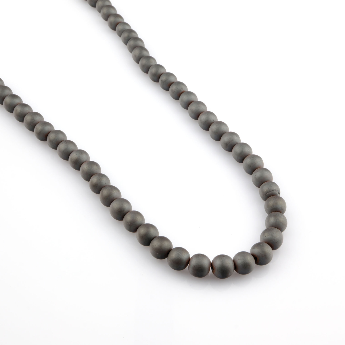 Gri Hematit doğal taş dizi – toptan doğal taş dizi, gri metalik parlaklığıyla enerji dengeleyen ve takı yapımında sıkça tercih edilen taş.