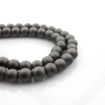 Gri Hematit doğal taş dizi – toptan doğal taş dizi, gri metalik parlaklığıyla enerji dengeleyen ve takı yapımında sıkça tercih edilen taş.