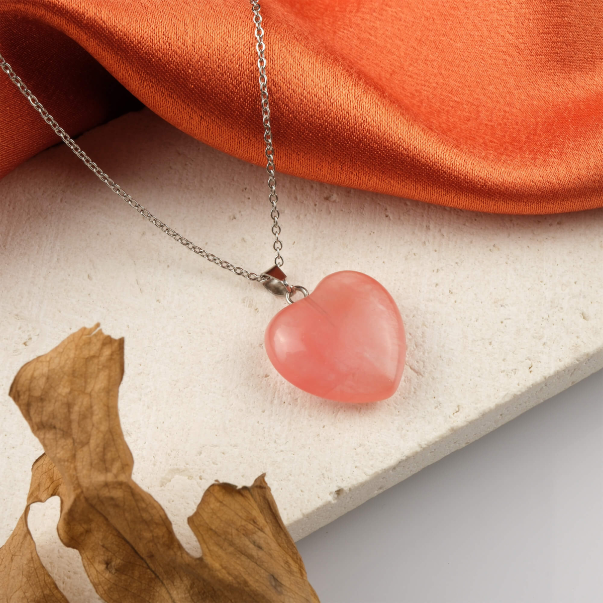 Gül Kuvars kalp kolye – sevgi ve huzur enerjisini kalp formunda taşır Kalp model gül kuvars kolye – duygusal denge ve şefkat enerjisini yansıtan zarif takı Toptan doğal taş kolye – gül kuvarsın pozitif frekansını hissedin Günlük kullanımda zarafet ve sevgi enerjisi sunan gül kuvars kalp kolye