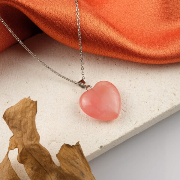 Gül Kuvars kalp kolye – sevgi ve huzur enerjisini kalp formunda taşır Kalp model gül kuvars kolye – duygusal denge ve şefkat enerjisini yansıtan zarif takı Toptan doğal taş kolye – gül kuvarsın pozitif frekansını hissedin Günlük kullanımda zarafet ve sevgi enerjisi sunan gül kuvars kalp kolye