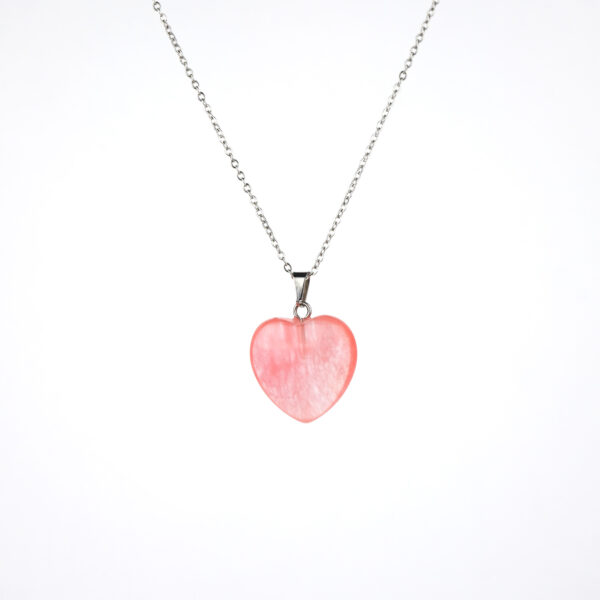 Gül Kuvars kalp kolye – sevgi ve huzur enerjisini kalp formunda taşır Kalp model gül kuvars kolye – duygusal denge ve şefkat enerjisini yansıtan zarif takı Toptan doğal taş kolye – gül kuvarsın pozitif frekansını hissedin Günlük kullanımda zarafet ve sevgi enerjisi sunan gül kuvars kalp kolye
