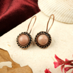 Güneş taşı bakır küpe – canlılık ve pozitif enerji veren parlak tasarımıyla dikkat çeken toptan doğal taş küpe.