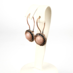 Güneş taşı bakır küpe – canlılık ve pozitif enerji veren parlak tasarımıyla dikkat çeken toptan doğal taş küpe.