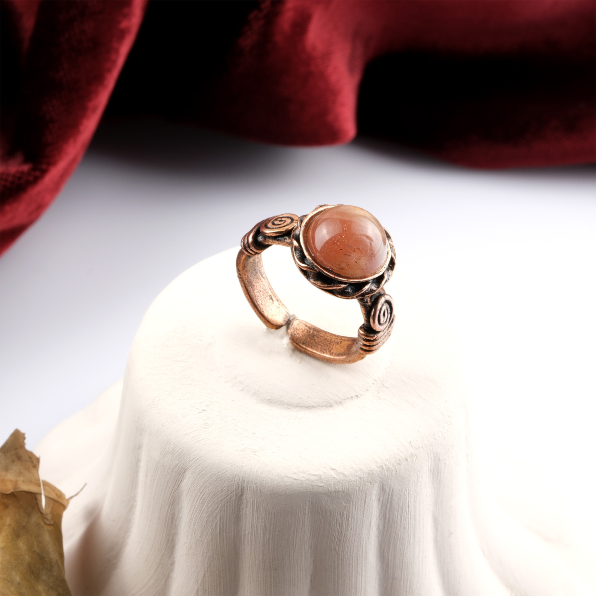 Güneş taşı doğal taş yüzük – neşeyi ve canlılığı simgeleyen enerjik takı Bakır güneş taşı yüzük – ışıltılı yapısıyla pozitif enerjiyi yansıtır Güneş taşı yüzük – sıcak tonlarıyla yaşam enerjisini destekler Toptan doğal taş yüzük – zarafet, enerji ve ışıltıyı bir araya getirir