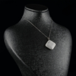 Havlit kolye – beyaz zemin üzerindeki gri damarlarıyla sakinliğin sembolü Havlit taşlı kolye – stres ve kaygıyı azaltan zarif doğal taş takı Toptan doğal taş kolye – havlitin huzur veren enerjisini hissedin Günlük kullanımda dinginlik ve zarafet sunan havlit kolye