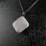 Havlit kolye – beyaz zemin üzerindeki gri damarlarıyla sakinliğin sembolü Havlit taşlı kolye – stres ve kaygıyı azaltan zarif doğal taş takı Toptan doğal taş kolye – havlitin huzur veren enerjisini hissedin Günlük kullanımda dinginlik ve zarafet sunan havlit kolye