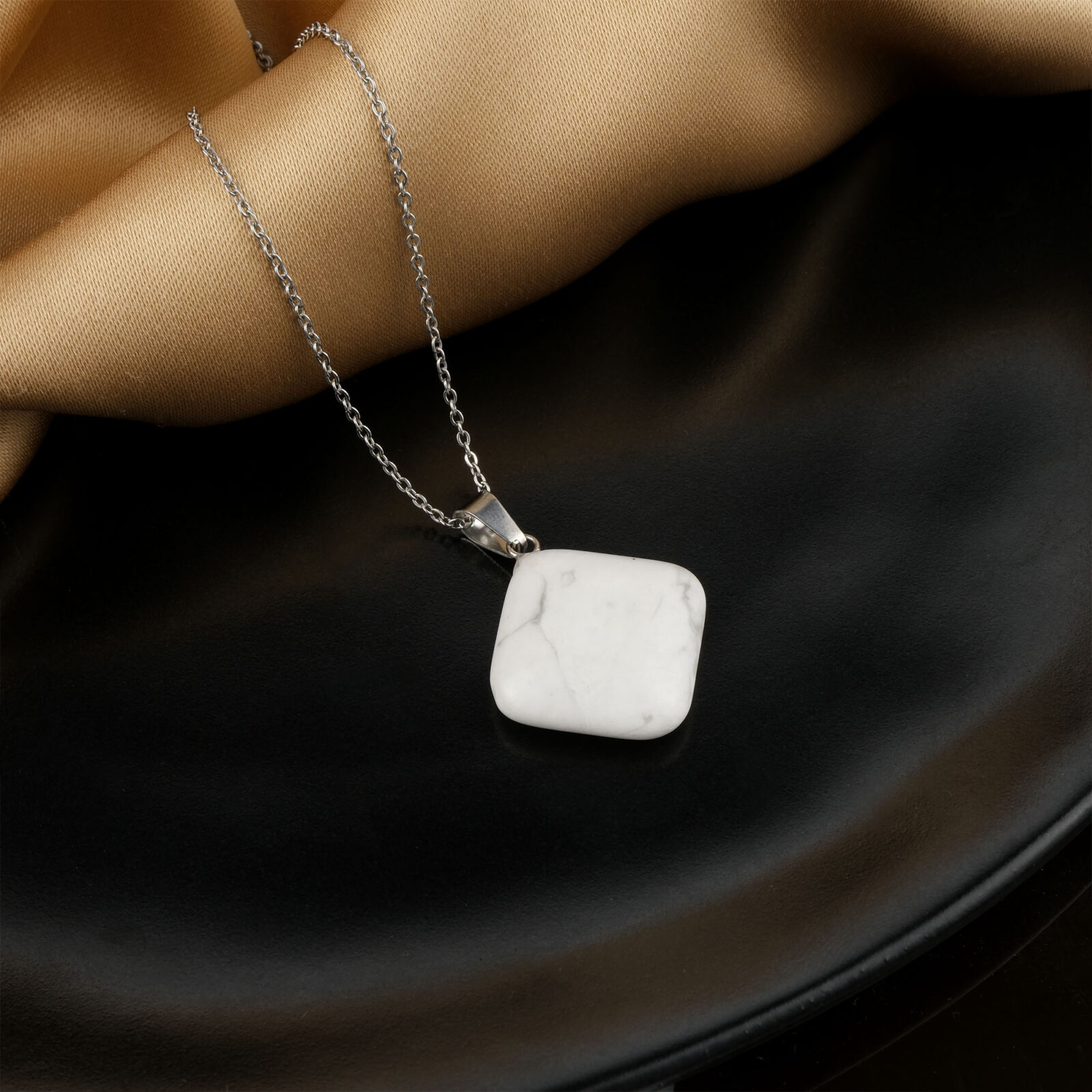 Havlit kolye – beyaz zemin üzerindeki gri damarlarıyla sakinliğin sembolü Havlit taşlı kolye – stres ve kaygıyı azaltan zarif doğal taş takı Toptan doğal taş kolye – havlitin huzur veren enerjisini hissedin Günlük kullanımda dinginlik ve zarafet sunan havlit kolye