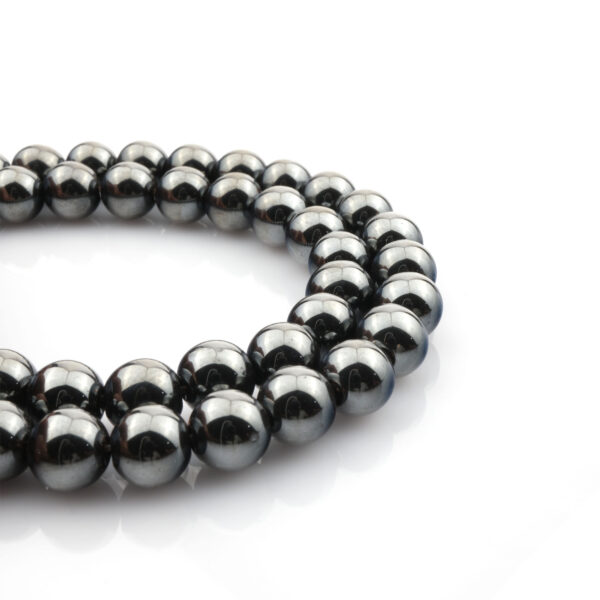 Hematit taşı 8mm toptan doğal taş dizi, güçlü topraklama enerjisiyle takı tasarımı ve enerji çalışmalarında tercih edilen metalik parlak yapılı taştır.