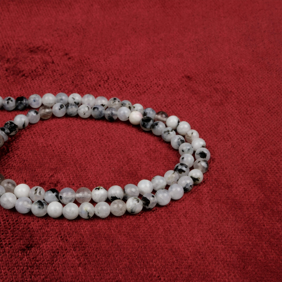 Hindistan Aytaşı doğal taş dizi 4 mm – sedefli beyaz ve mavi yansımalarıyla sezgi, huzur ve duygusal denge sağlayan toptan doğal taş dizi