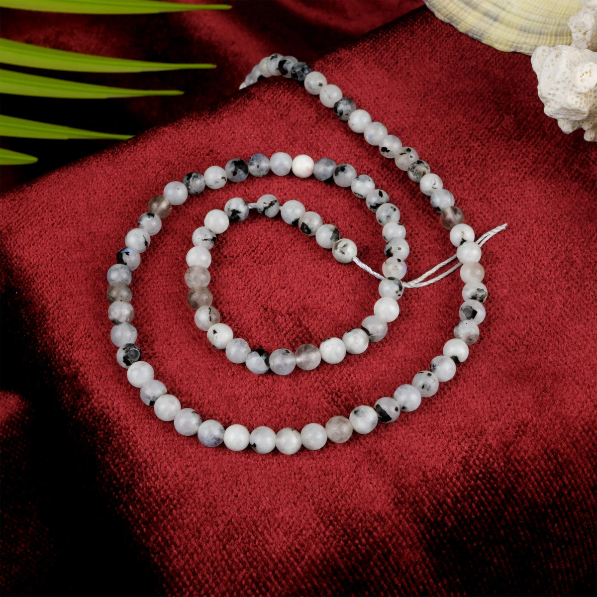 Hindistan Aytaşı doğal taş dizi 4 mm – sedefli beyaz ve mavi yansımalarıyla sezgi, huzur ve duygusal denge sağlayan toptan doğal taş dizi