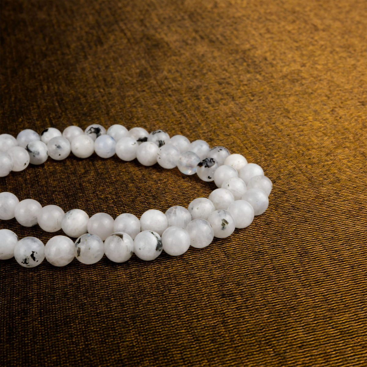 Hindistan Aytaşı doğal taş dizi 6 mm – beyaz ve mavi yansımalarıyla sezgi, huzur ve duygusal denge sağlayan toptan doğal taş dizi