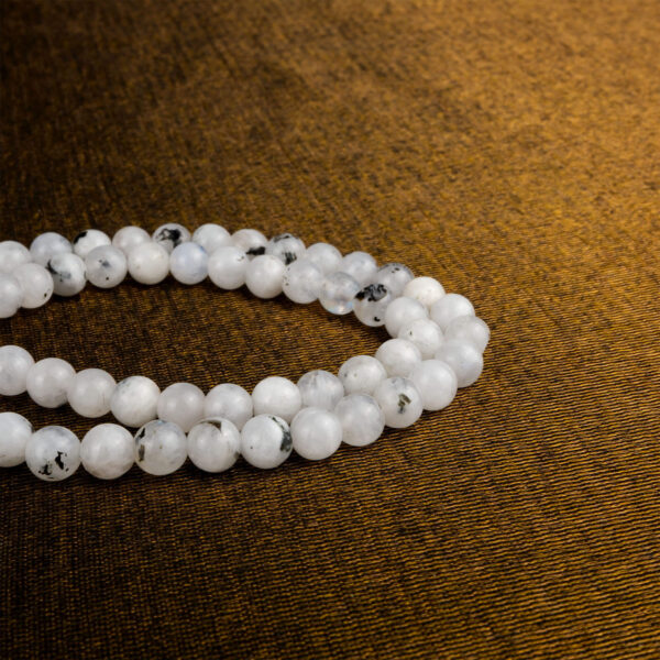 Hindistan Aytaşı doğal taş dizi 6 mm – beyaz ve mavi yansımalarıyla sezgi, huzur ve duygusal denge sağlayan toptan doğal taş dizi